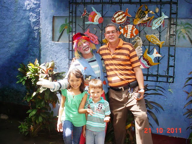 9 Payasito Tin Tin, con don Silvio Arana y dos nietos del propietario de R. Bahia Azul